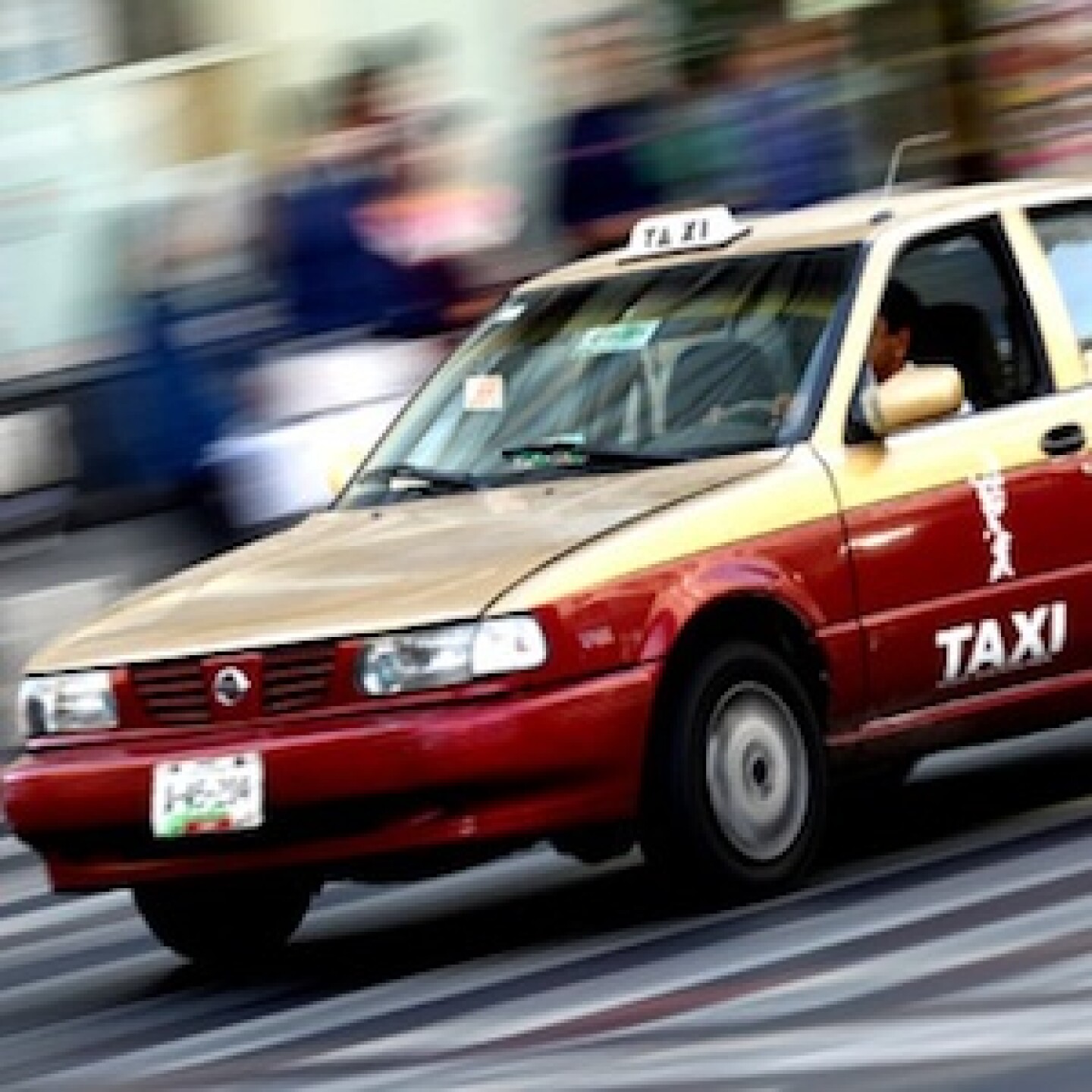 El taxi era conducido a exceso de velocidad.