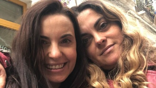 Yolanda Ventura besa hermana boca