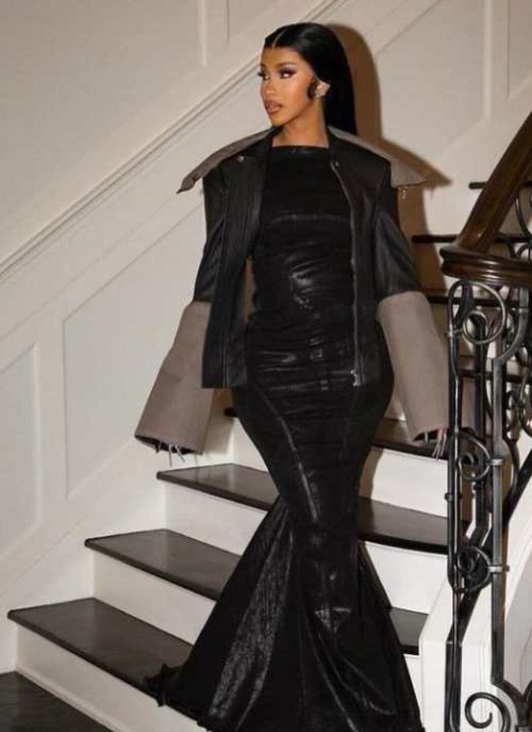 Belcalis Marlenis Almánzar, más conocida por su nombre artístico Cardi B, es una cantante, rapera, compositora, actriz y empresaria estadounidense.