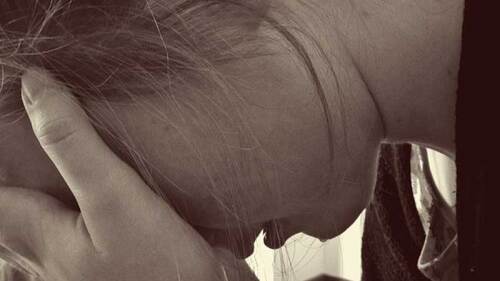 Mujer se lanza de un puente con su hijo en brazos.