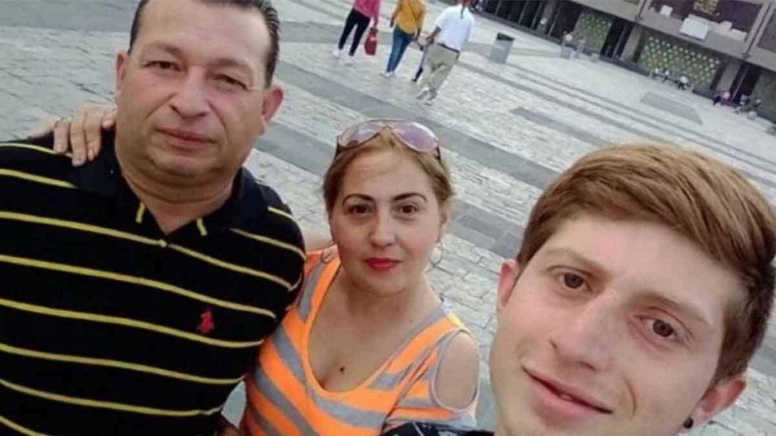 Octavio Ocaña con sus padre en la Basílica de Guadalupe posando para redes sociales