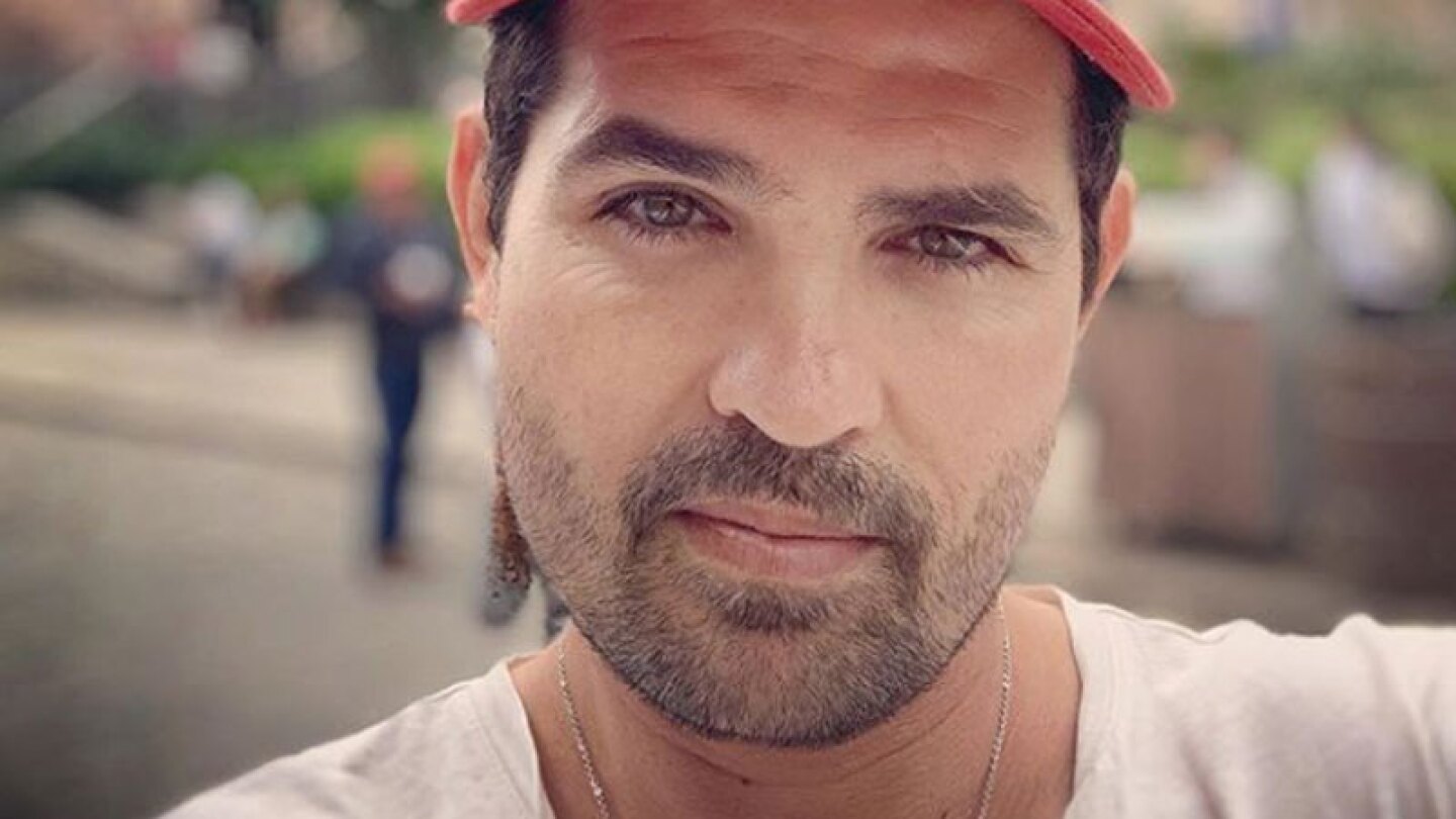El actor y su pareja han montado un altar en memoria de su pequeño.