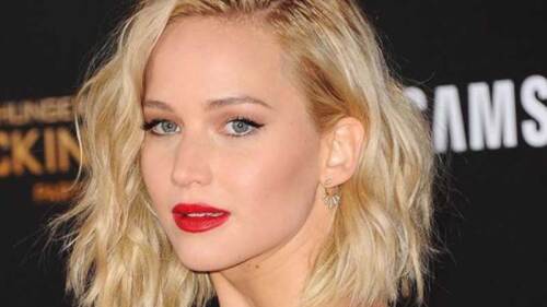 Jennifer Lawrence luce su vientre de embarazo en una marcha a favor del aborto