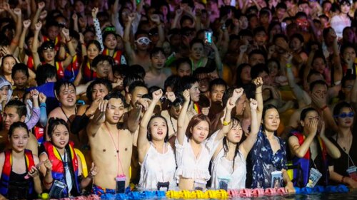 Wuhan China Epicentro Pandemia Covid-19 Propagación Mega Fiesta Pool Party