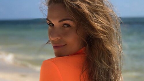 Jenny García se pone de cabeza y devora por completo su tanguita roja