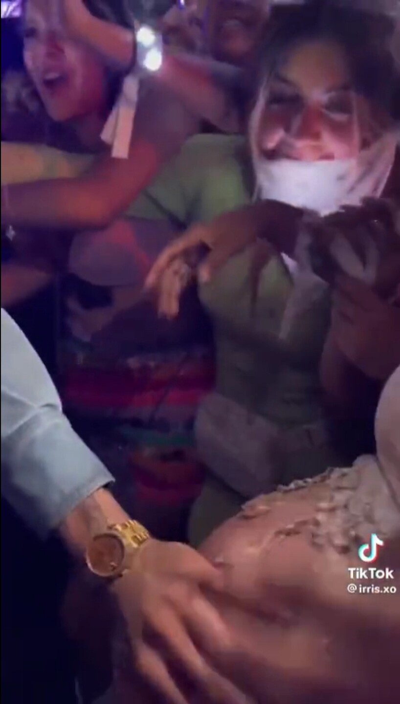 Bad Bunny toca pancita de bebé en Coachella