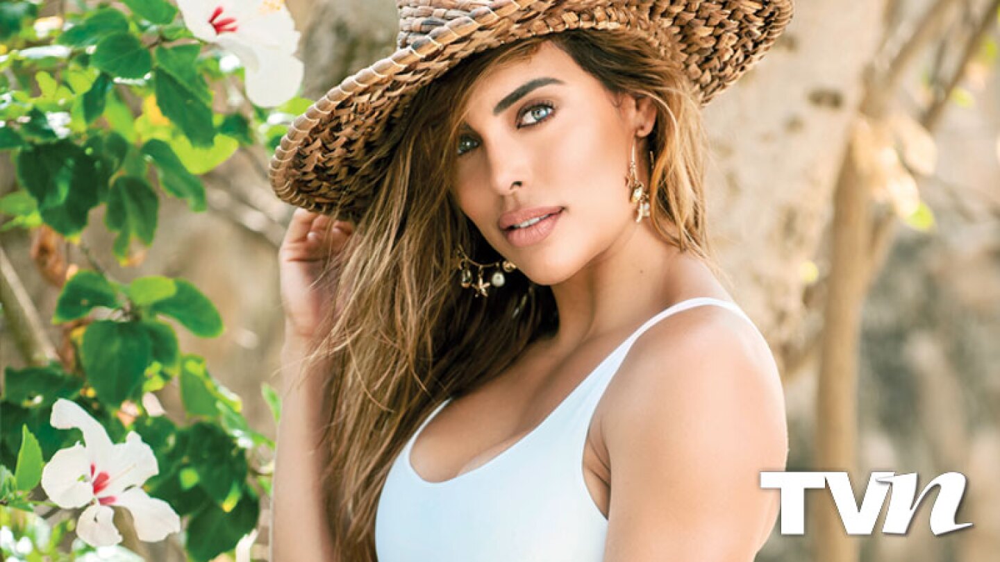 Sara Corrales fotos bikini villana Televisa telenovela