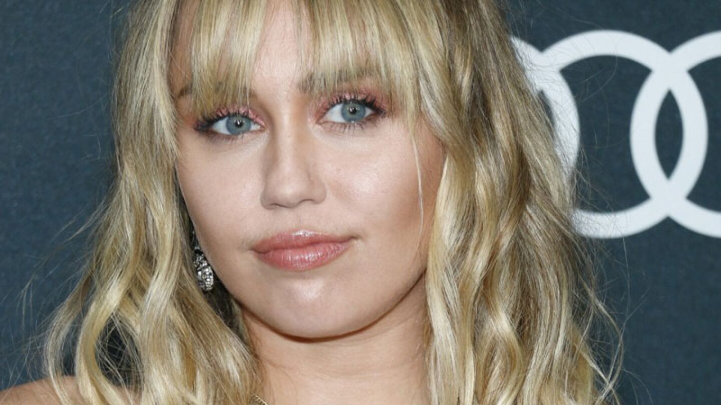 Miley Cyrus se graba bailando sensualmente en tanguita blanca