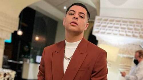 Eduin Caz hace broma a dos mujeres