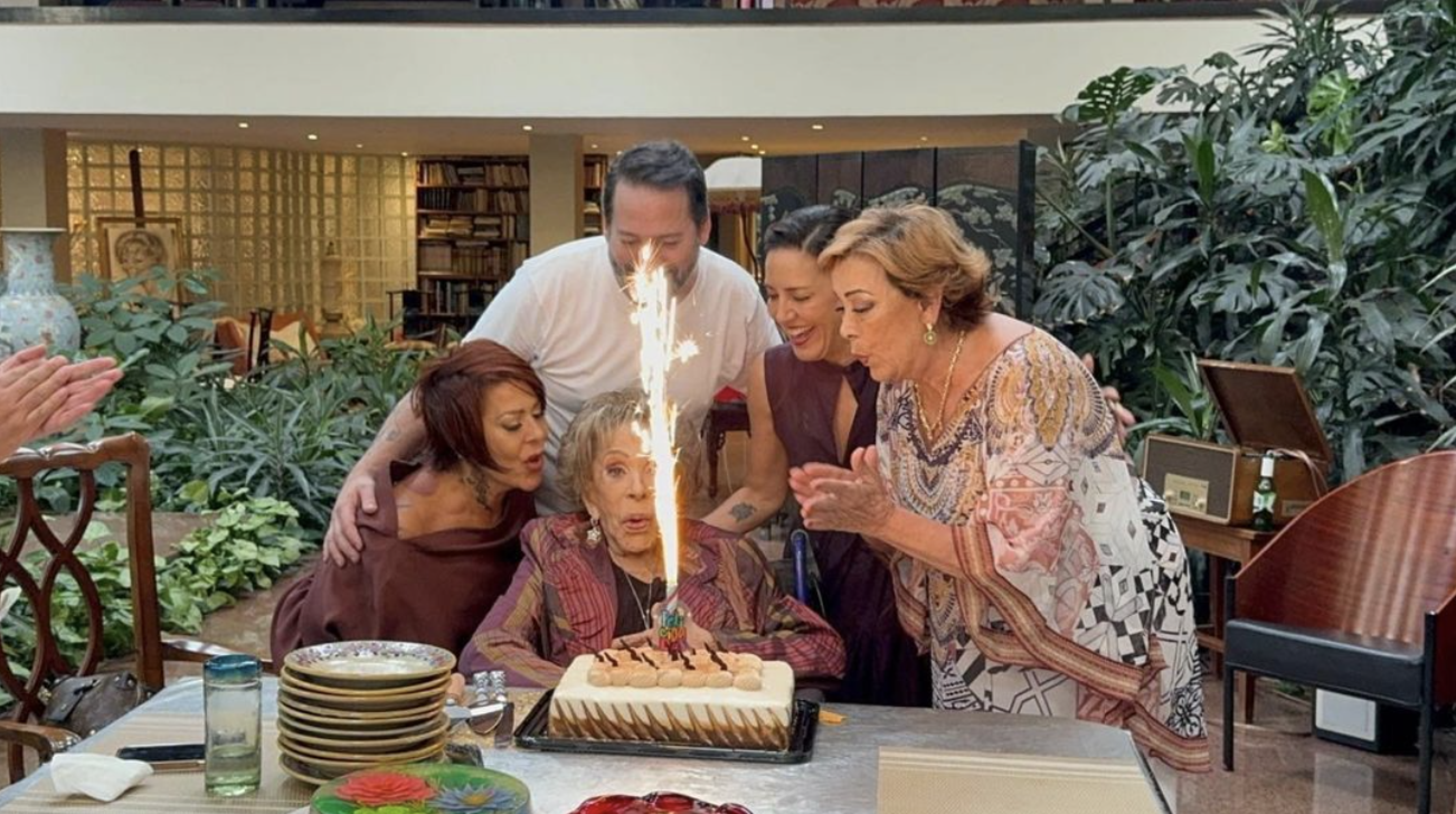 Silvia Pinal celebra rodeada de su familia el día de las madres