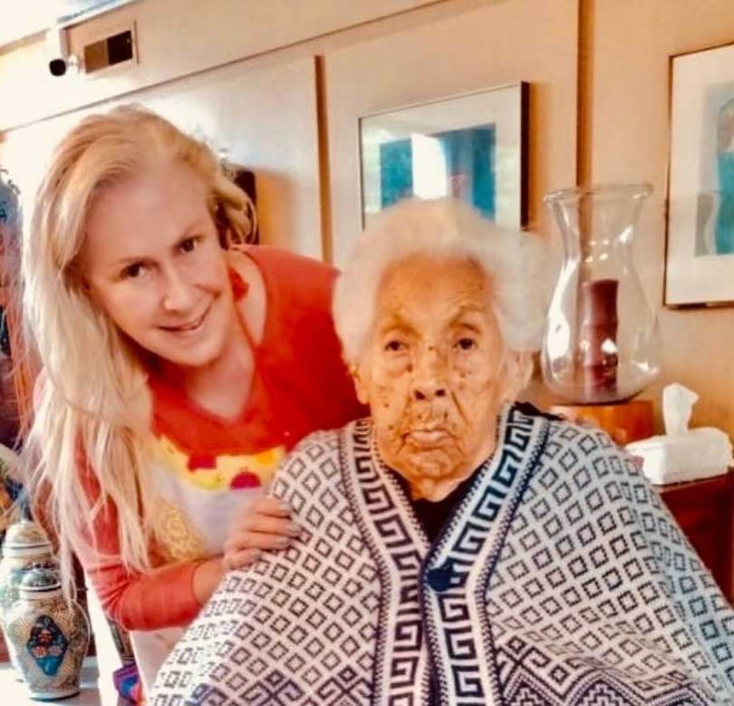 Laura Zapata lleva a su abuelita al hospital
