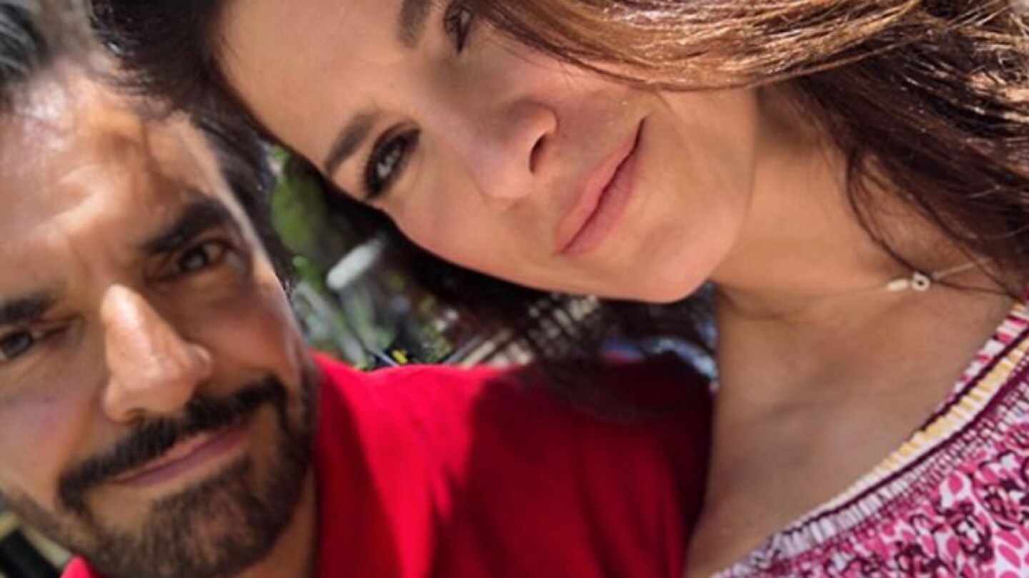 Alessandra Rosaldo le lleva serenata a Eugenio Derbez por su cumpleaños