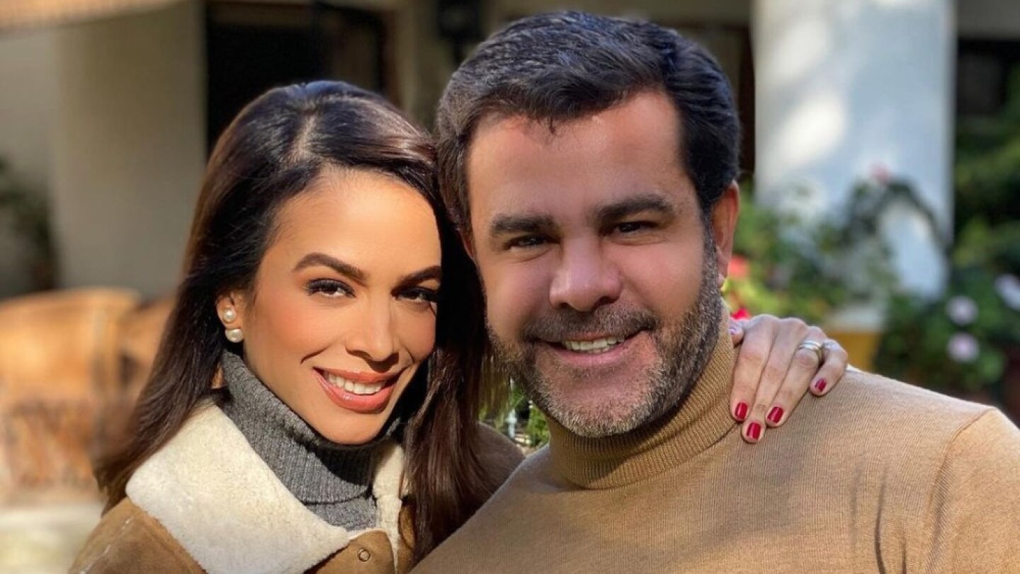 Bibi Gaytán y Eduardo Capetillo sonriendo