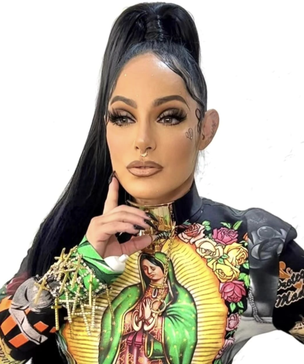 Lola Cortés posando para la cámara seria