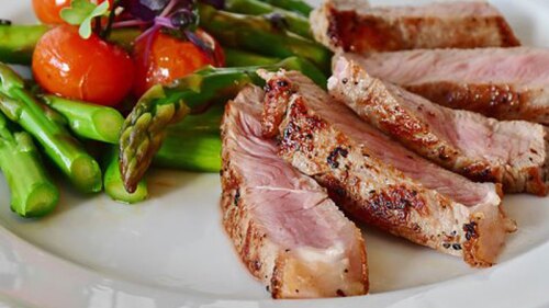 la carne de cerdo tensa y fortalece