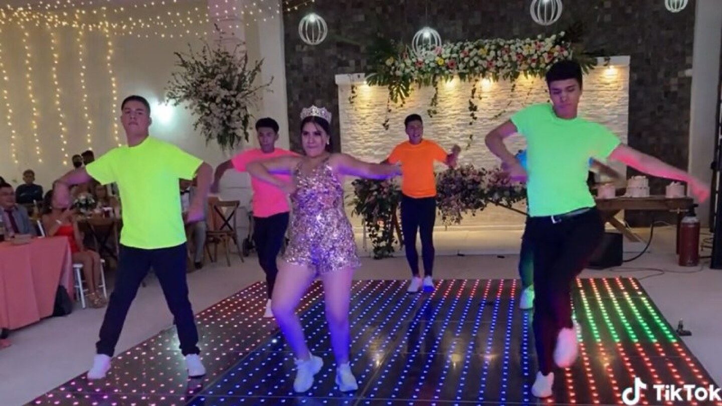 Chambelán opaca a quinceañera