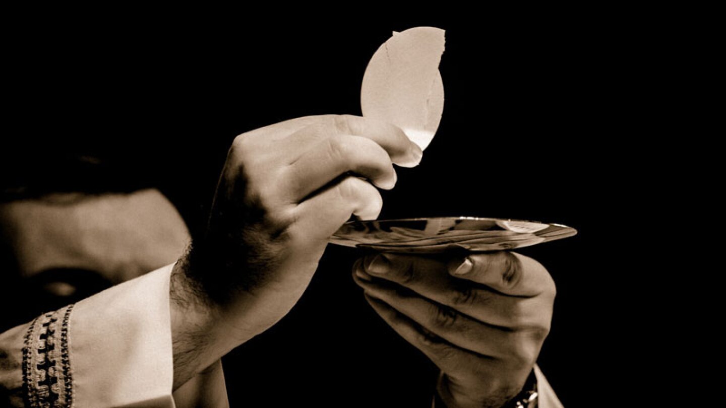 Acusan a sacerdotes de orgías y prostitución gay