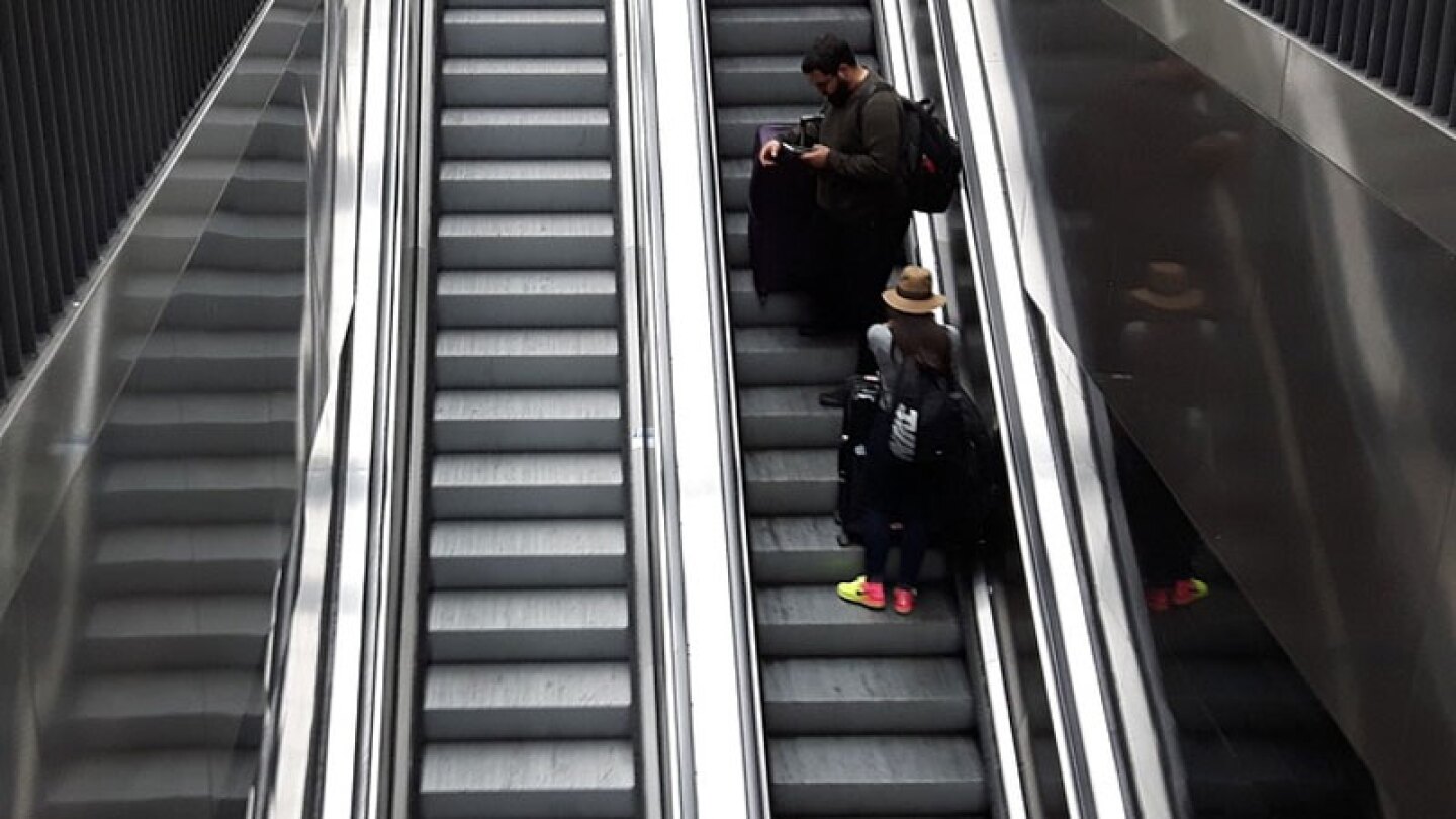 El angustioso momento fue difundido por medio de redes sociales, algunos consideraron que fue culpa de los usuarios y otros acusaron al Metro por no contar con las medidas de seguridad necesarias.  