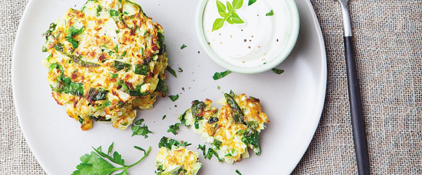 Tortitas de coliflor con salsa de yogur