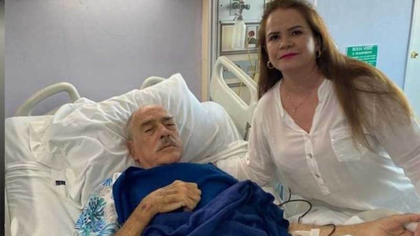 Andrés García es trasladado en ambulancia