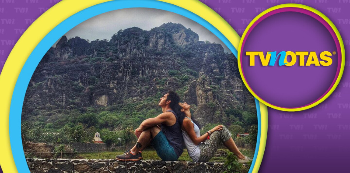 Mauricio Ochmann y Aislinn Derbez unidos hasta en espíritu al pie del Tepozteco.