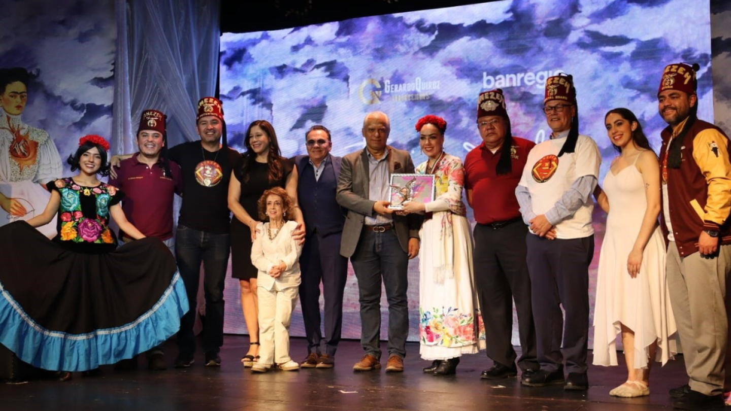 Karen Espriu galardonada con el premio Forjadores de México "Mujer líder 2025" por la obra Frida Khalo, el musical