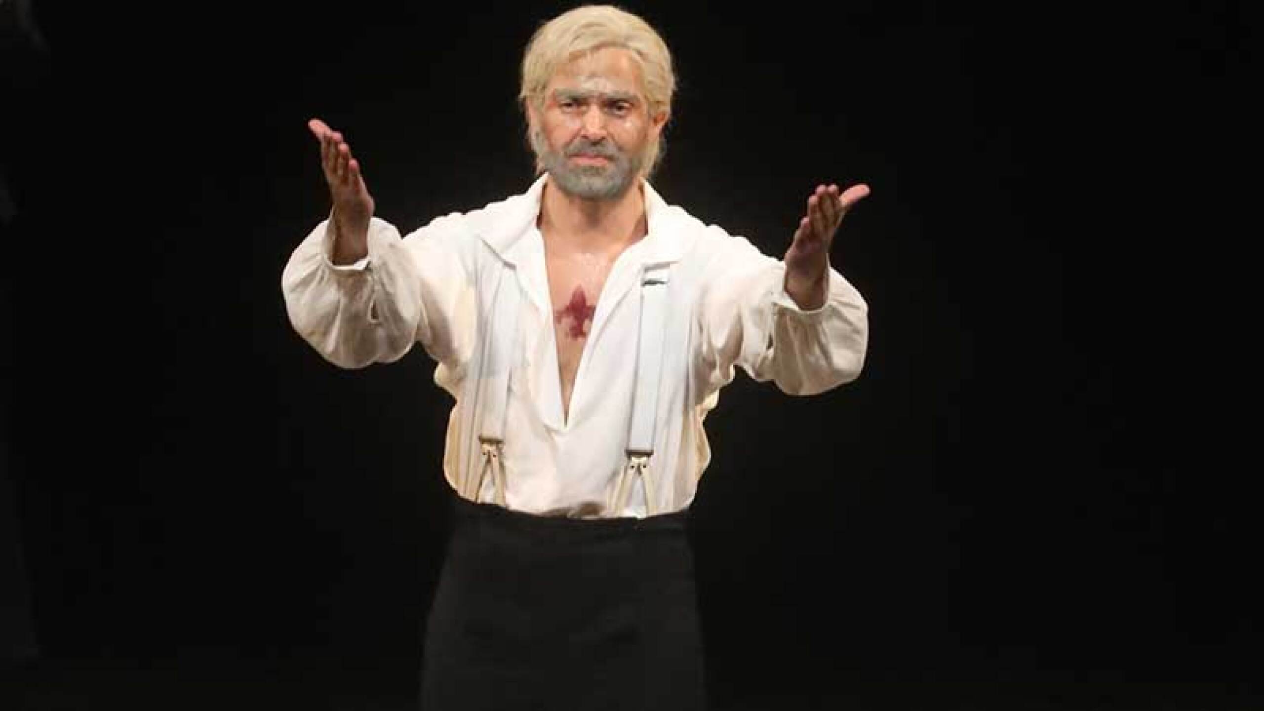 Interpreta el papel de Jean Valjean.