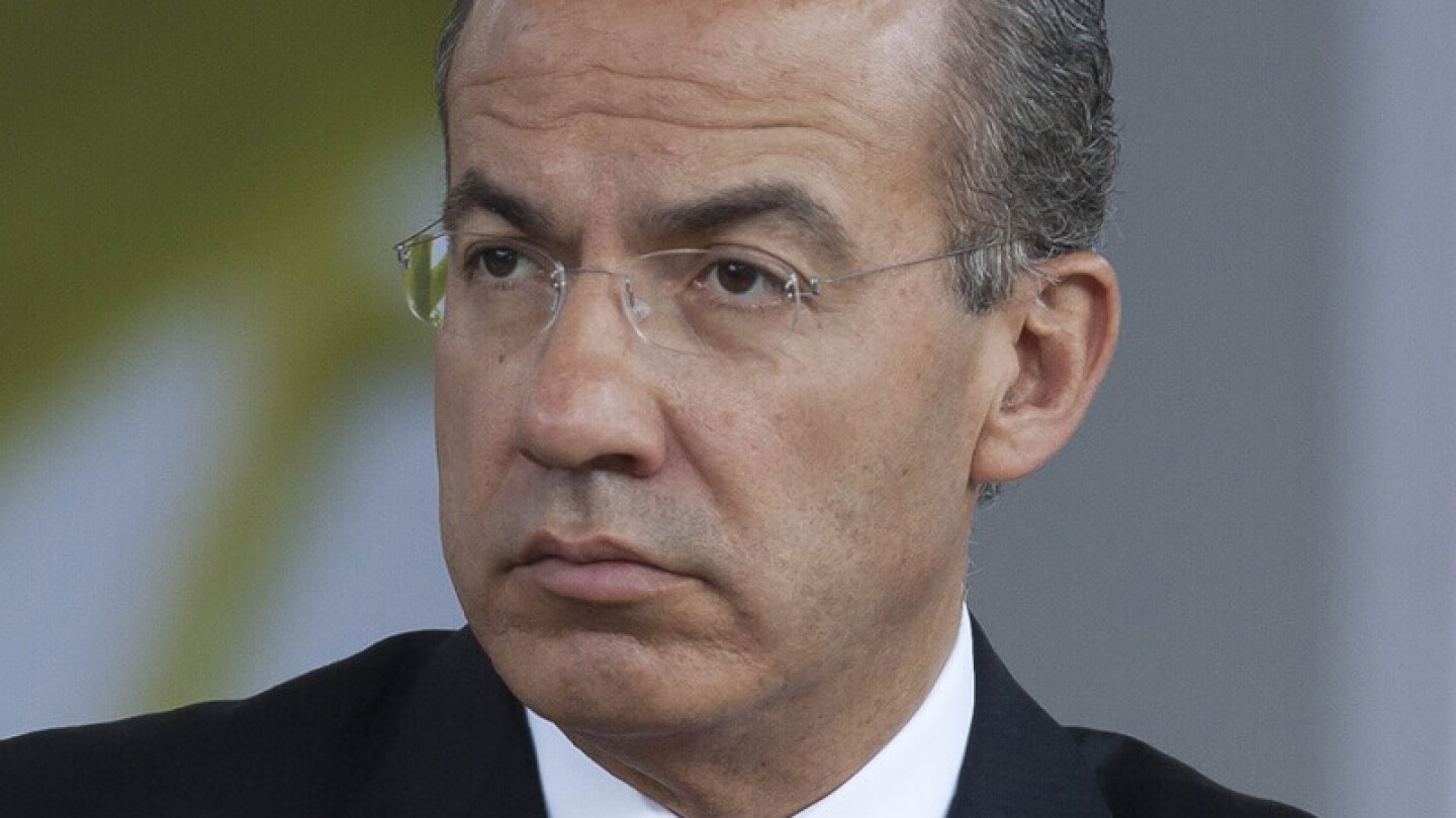 Felipe Calderón ingresa al hospital por Covid-19