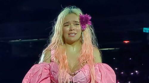 Karol G rompe en llanto en pleno concierto por la muerte de un amigo