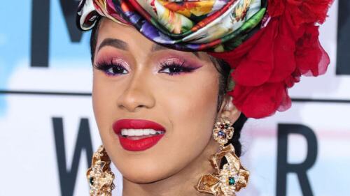 Cardi B sorprende sin una gota de maquillaje