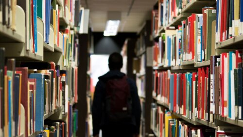 A través de redes sociales, alertaron a los estudiantes por la presencia de un fantasma.