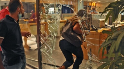 Mujer libanesa asalta banco para recuperar sus ahorros y pagar el tratamiento de su hermana