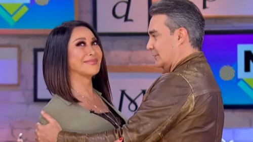 Mauricio Islas le enseña a dar besos a Addis Tuñón