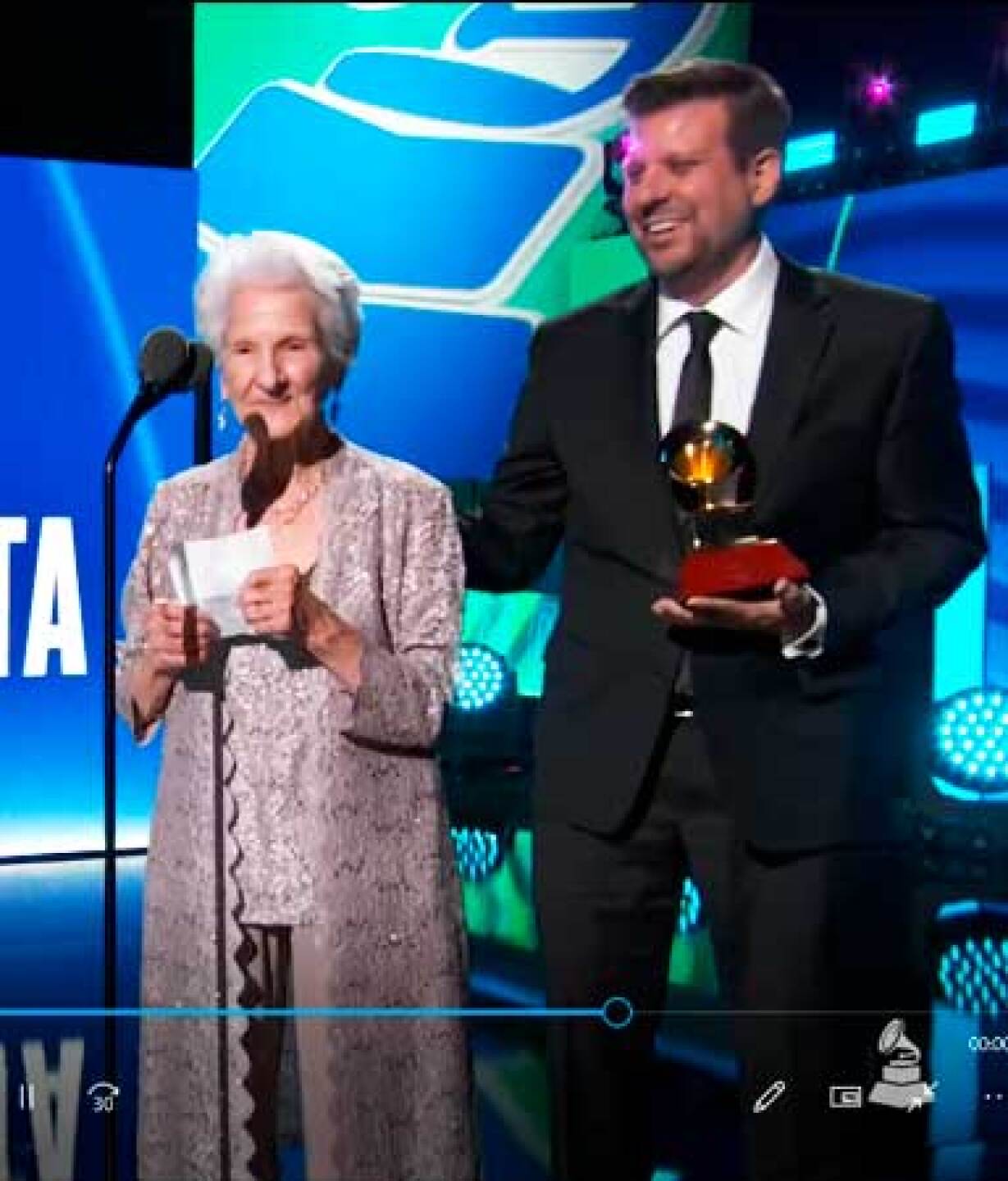 A sus 95 años, Ángela Álvarez ganó un Latin Grammy como Mejor Artista Nuevo