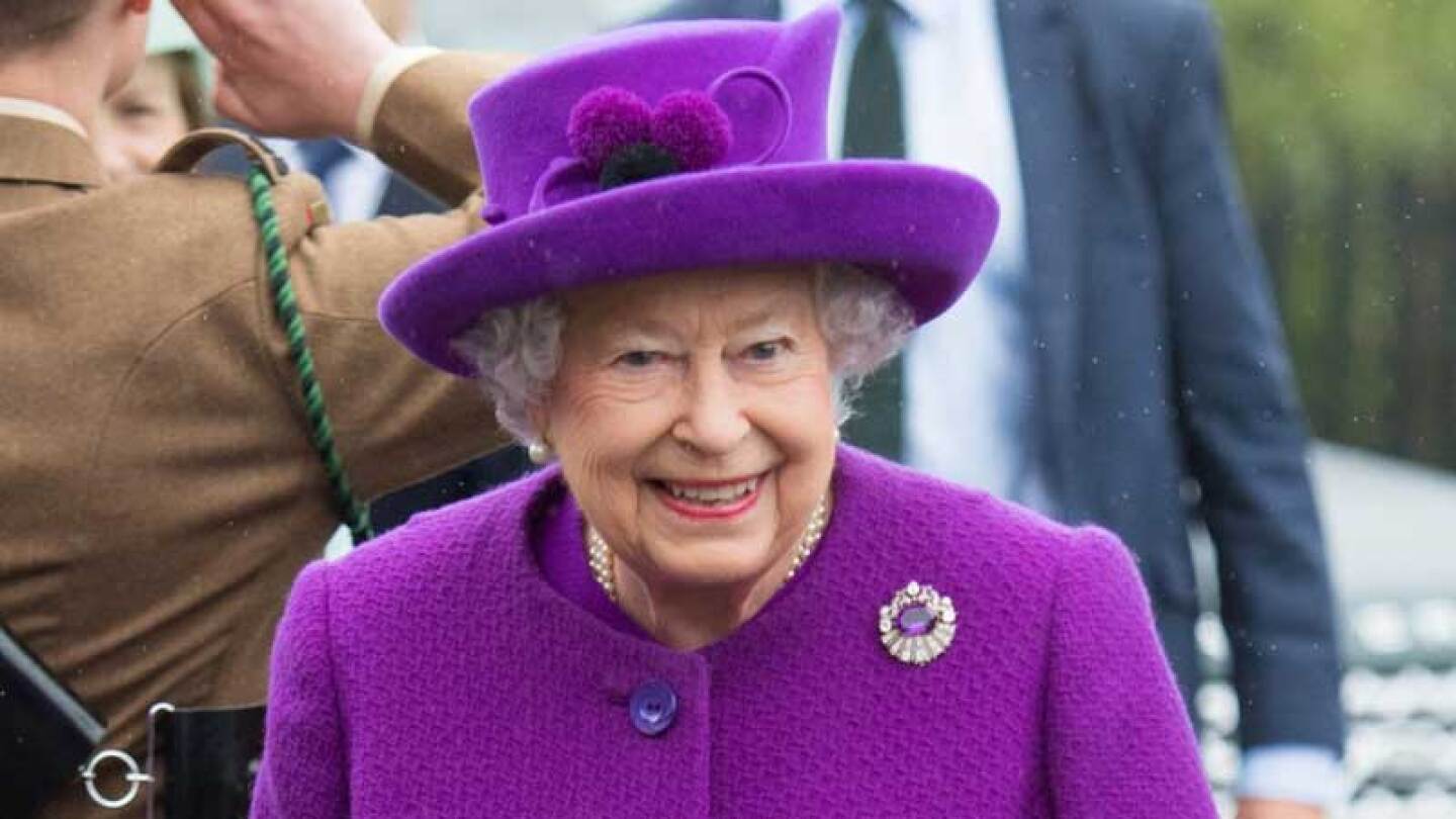 Hace unos días captaron a la reina Isabel II conduciendo en las calles de Londres ¡sin cinturón de seguridad! 