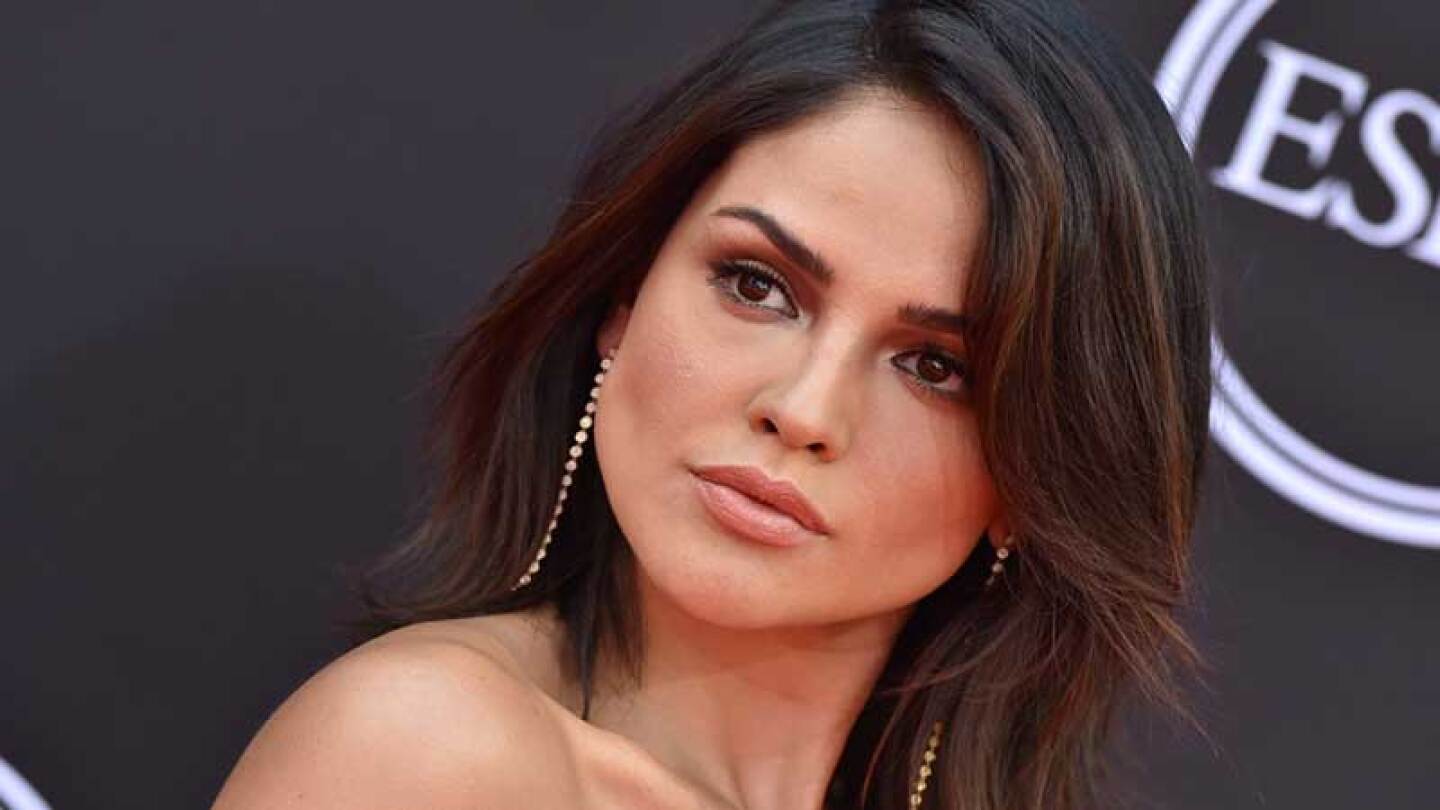 Eiza González disfruta de surfear.