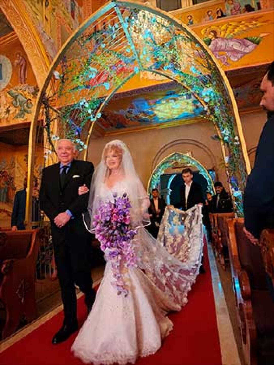 El productor Emilio Larrosa entregó a la guapa novia en el altar