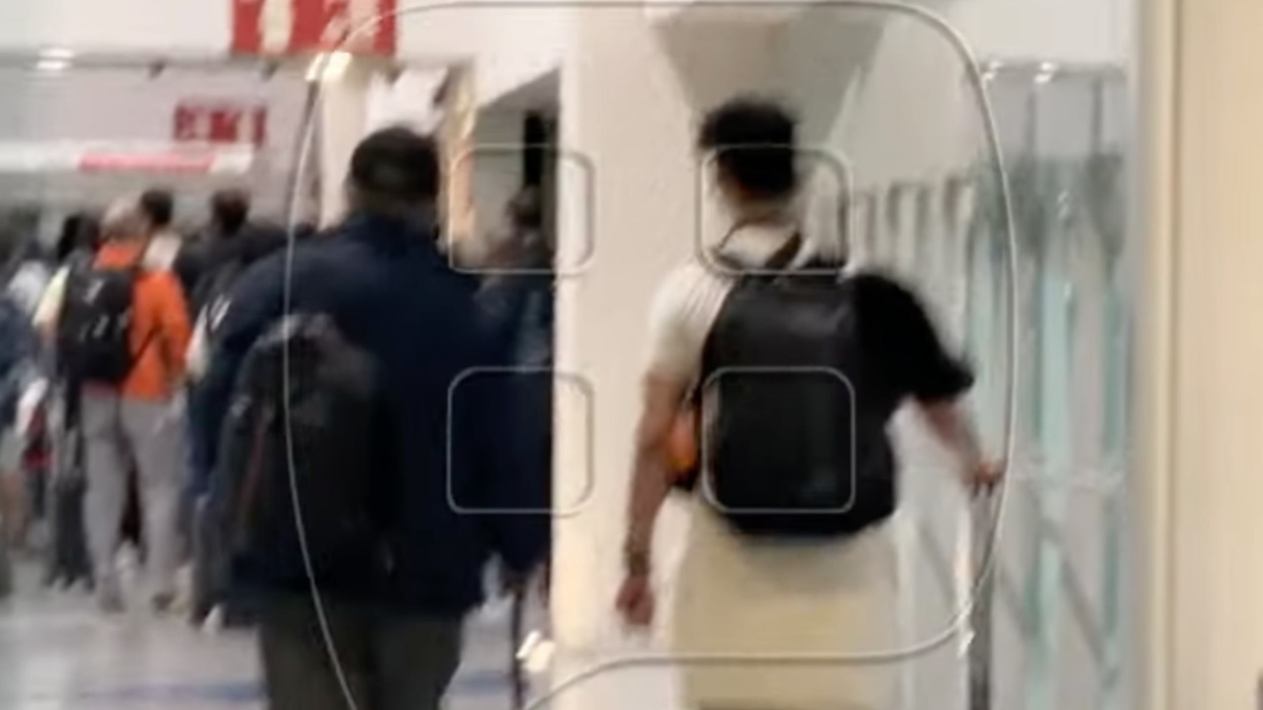 Pedro Sola dejando el Aeropuerto