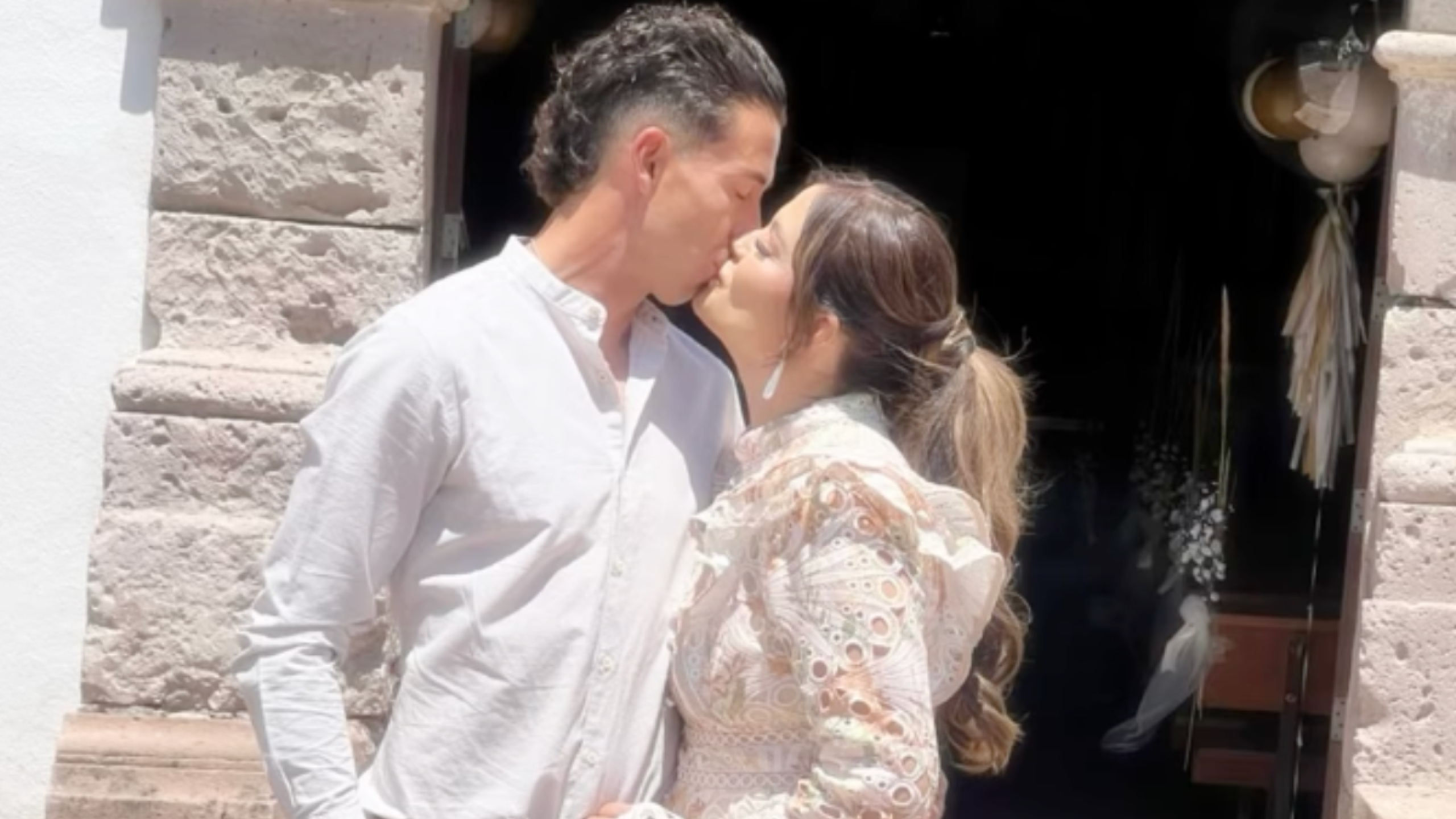 Mariana Echeverría y Óscar Jiménez celebran el bautizo de su segundo hijo