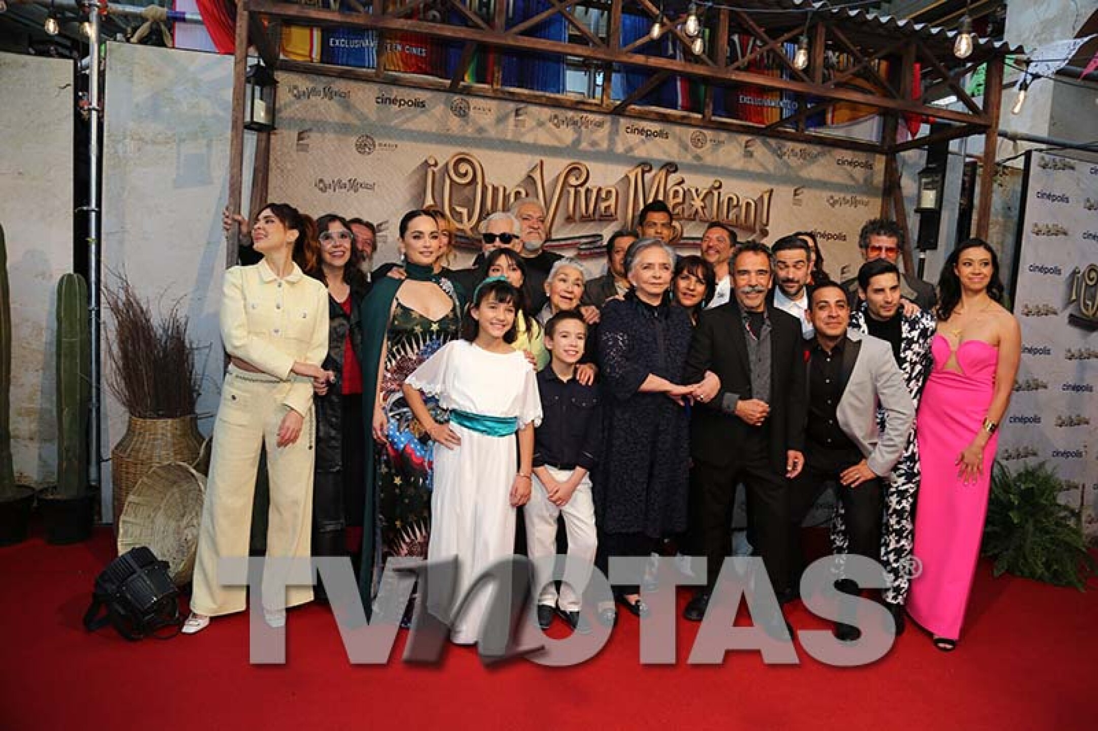 Se reunió el elenco para ver la cinta ¡Que viva México! Protagonizada por Damián Alcázar, Joaquín Cosío, Ana de la Reguera, Ana Martin y Poncho Herrera, bajo la dirección de Luis Estrada