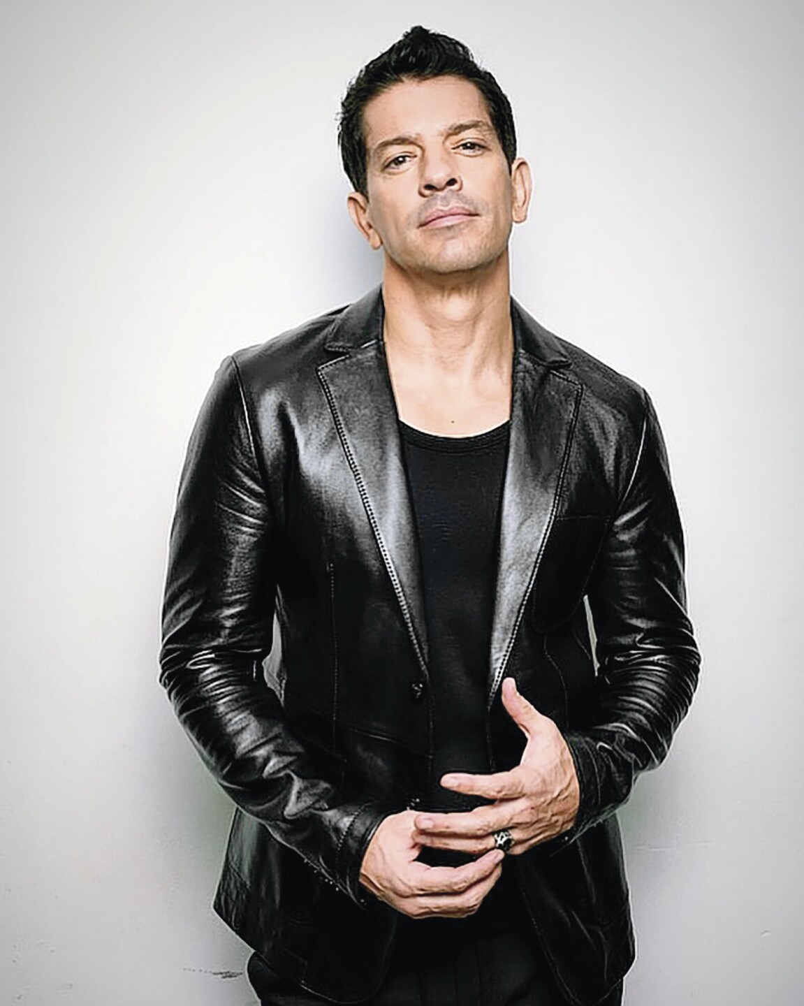 Yahir relación mujer mayor