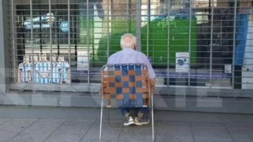 Abuelito conmueve a todos al ver el partido de Argentina frente a un negocio