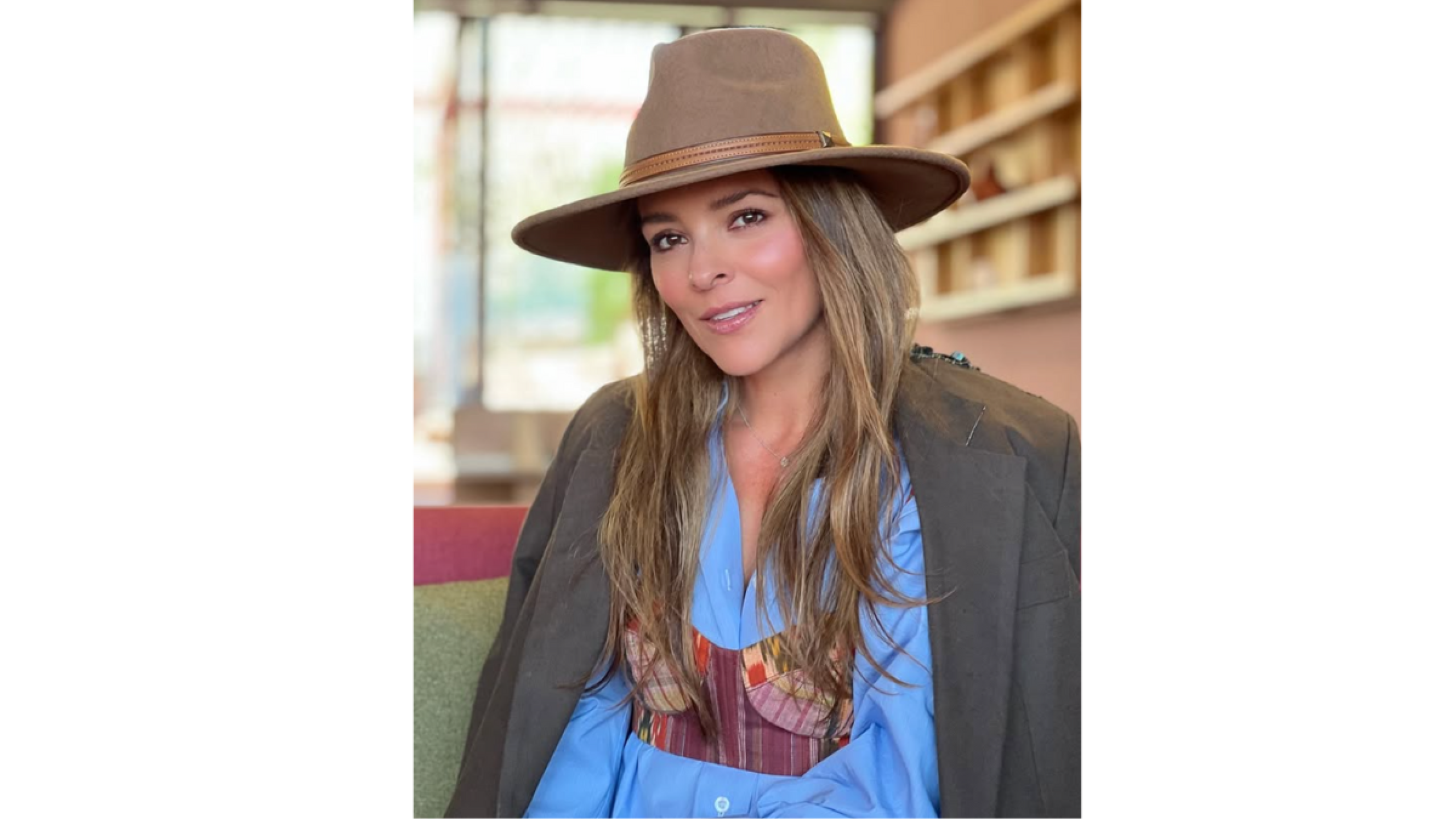 Grettel Valdéz despide a su hijo que se va a estudiar al extranjero