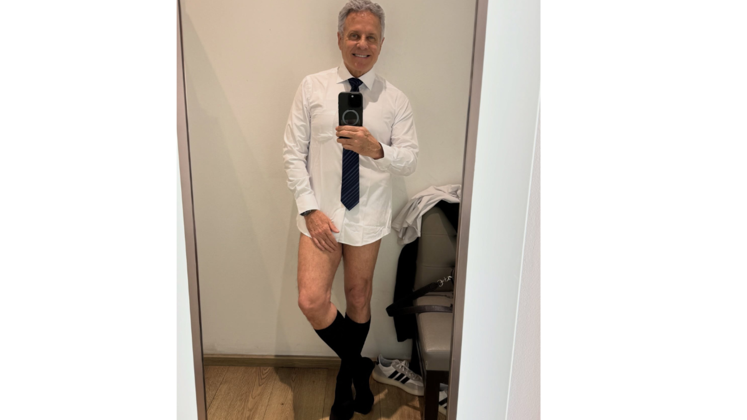 Alexis Ayala comparte fotografía en sus redes sin pantalones.