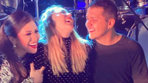 Belinda y su suegra asisten a concierto de Christian Nodal