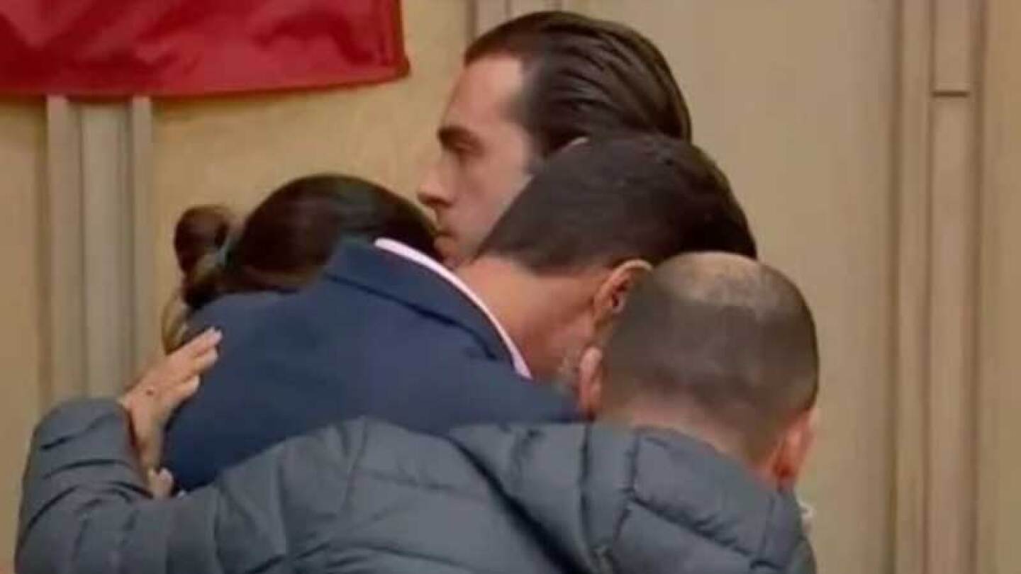 Pablo Lyle se despide de su esposa con un beso antes de entrar a prisión