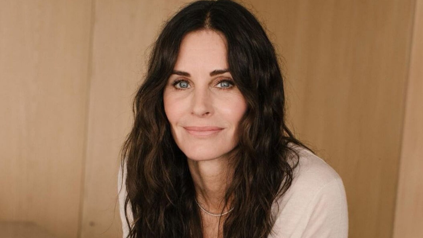 Courteney Cox habla con Matthew Perry