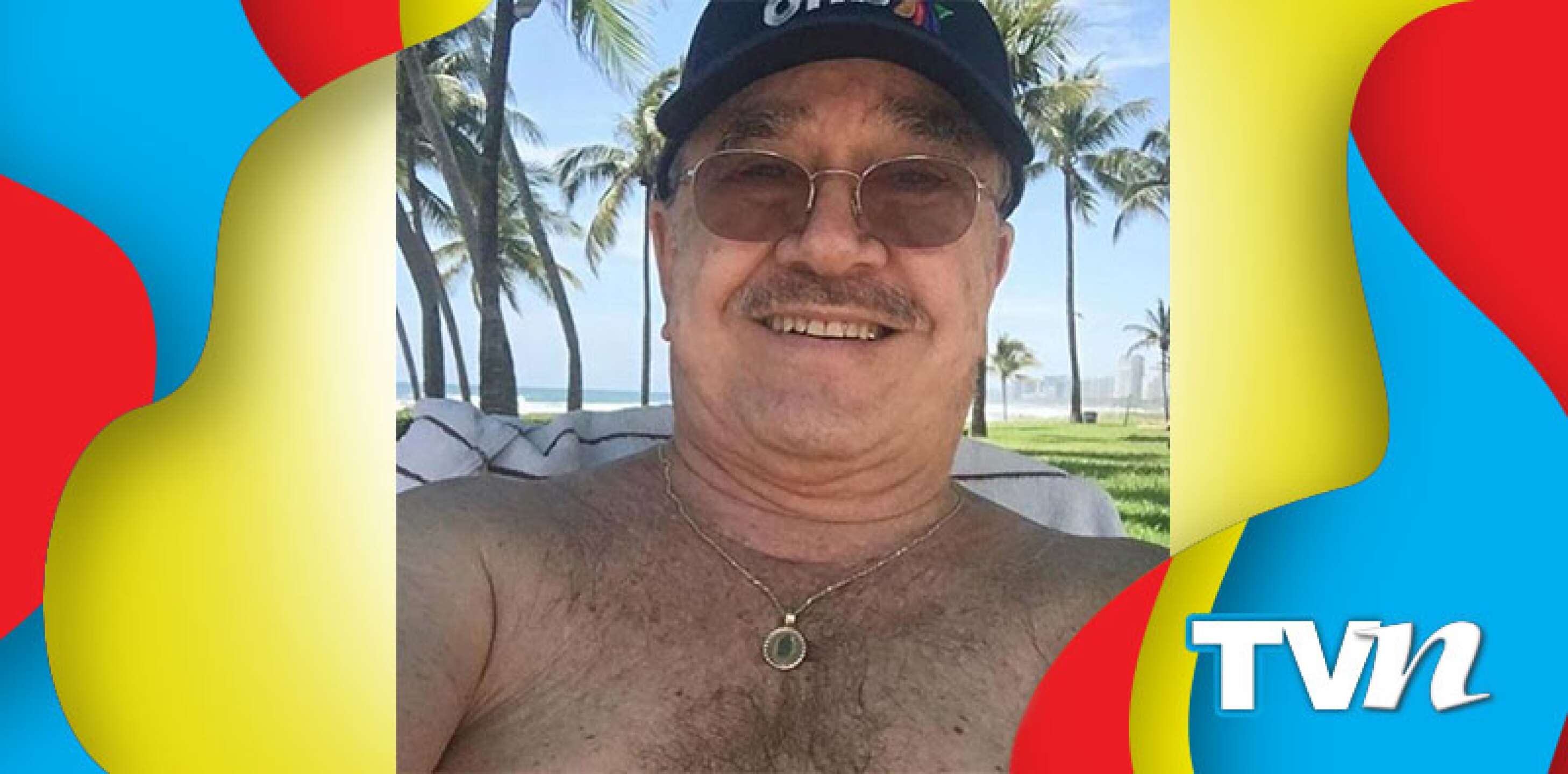 El conductora disfruta sus vacaciones.