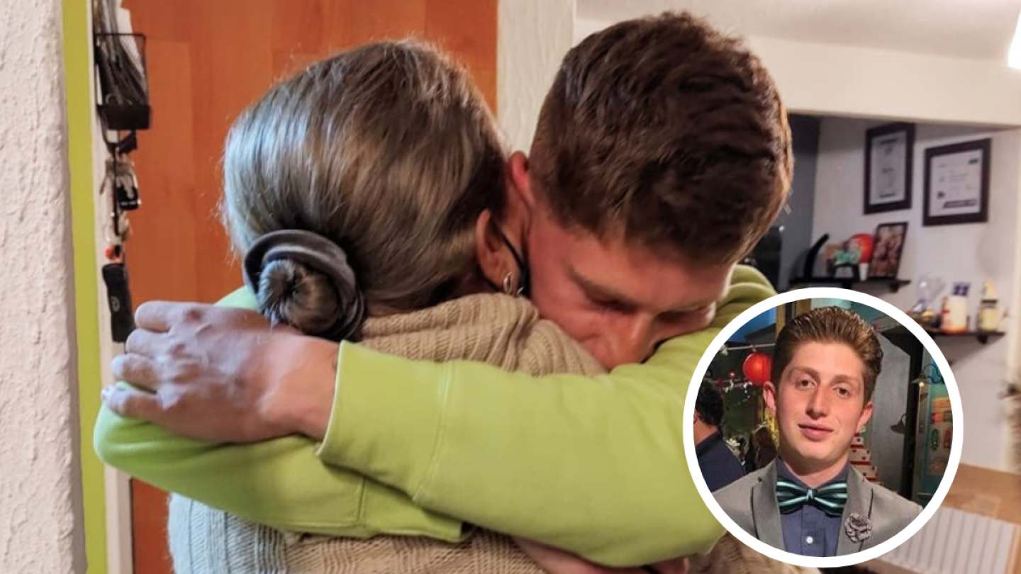 Octavio Ocaña y su madre se abrazan.