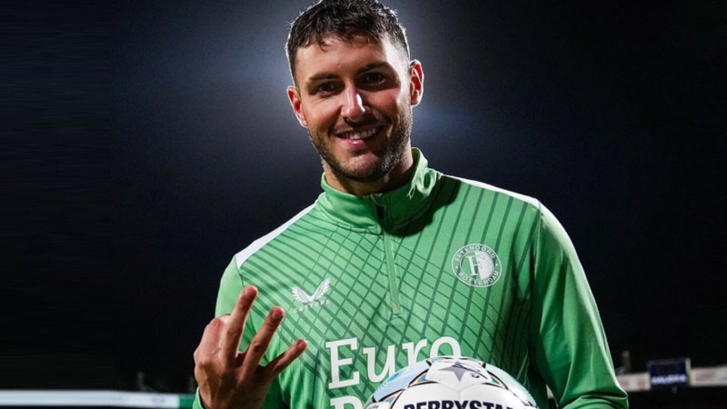 Santi Giménez anota 3 goles